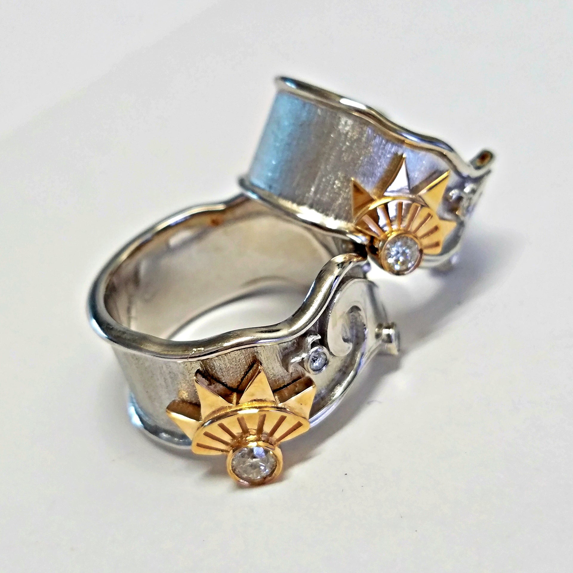 3 Stone Diamond Sun, Stars and Water Design Ring Band 14K