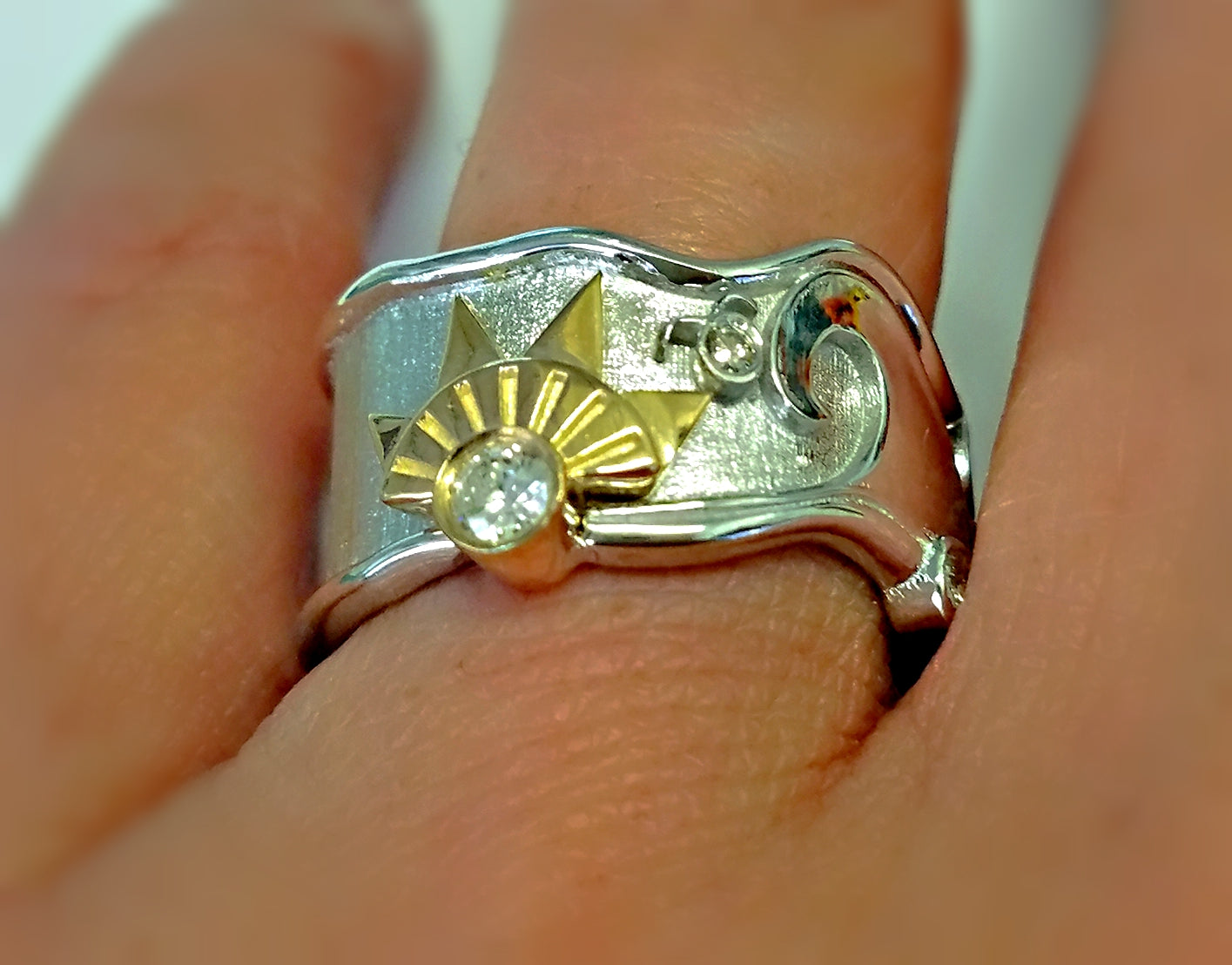 3 Stone Diamond Sun, Stars and Water Design Ring Band 14K